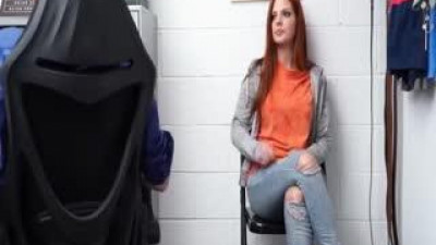 레드걸[서양야동] Store Guard Caught Redhead Thief And Showed Her Pussy
